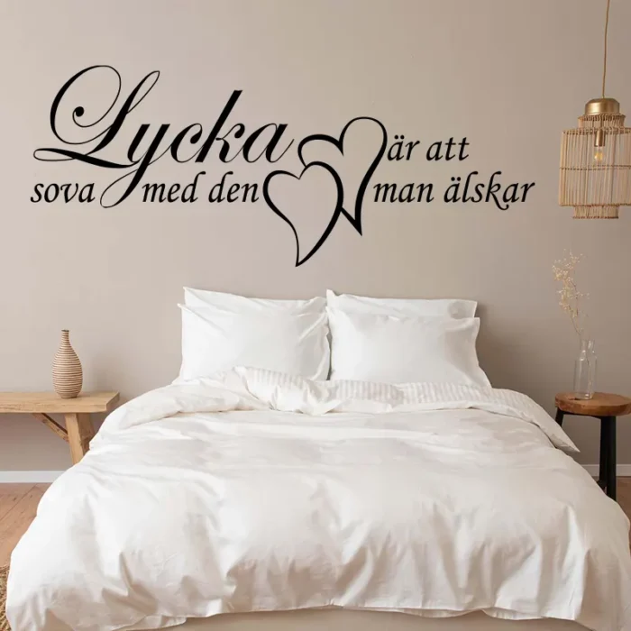 Lycka-är-att-sova-med-den-man-älskar-väggdekor-text